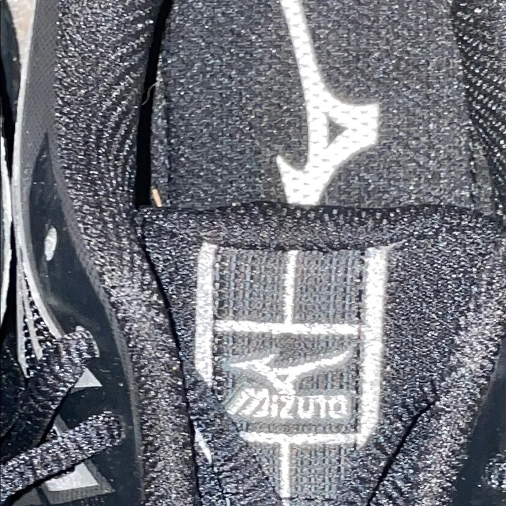 Mizuno sleek black